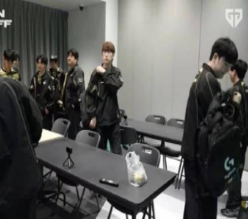 潘展乐,静默深处,笑声与赞美,乐竞体育,乐竞体育平台,乐竞体育官网